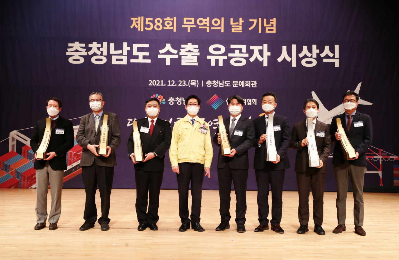 지난 23일 충남도청 문예회관에서 개최한 ‘제58회 무역의 날 기념 충남 수출탑 및 수출 유공자 시상식’에서 양승조 지사와 수출탑 수상자들이 기념사진을 찍고 있다.
