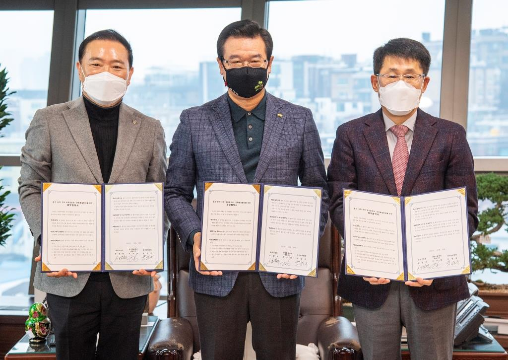 29일 용산구청장실에서 지역문화 발전을 위한 3자 업무협약이 열렸다(왼쪽부터 박삼규 용산문화원장, 성장현 용산구청장, 유문형 삼성문화재단 대표). [용산구 제공]
