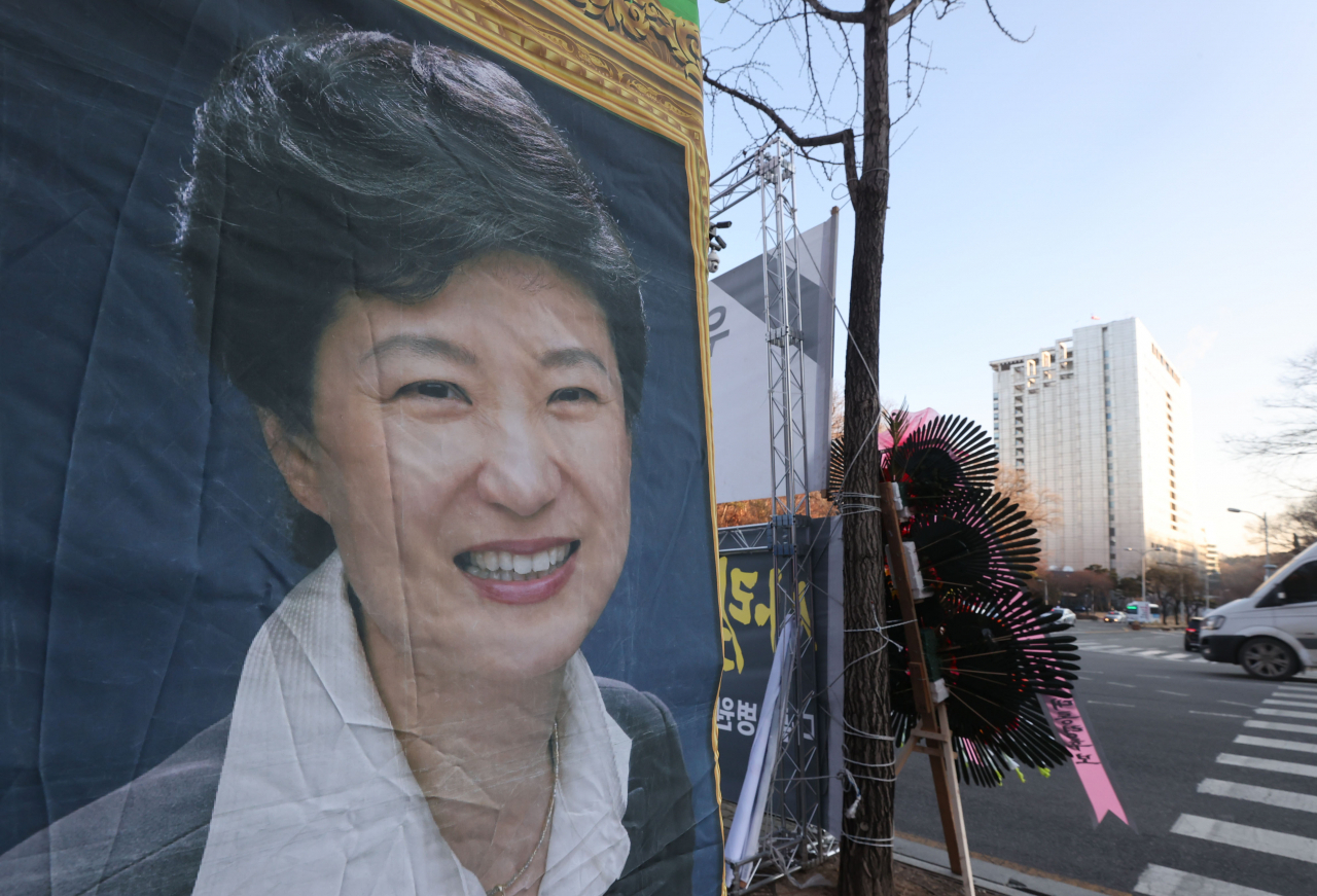 30일 오전 서울 강남구 일원동 삼성서울병원 앞에 박근혜 전 대통령의 쾌유를 기원하는 현수막이 걸려있다. 국정농단 사건 등으로 징역 22년을 확정받고 수감생활을 해온 박근혜(69) 전 대통령은 신년 특별사면으로 30일 밤 12시 석방된다. 박 전 대통령은 서울구치소 수감 생활 중 건강이 나빠져 최소 내년 2월 2일까지는 병원에 입원해 치료를 받을 것으로 알려졌다. [연합]
