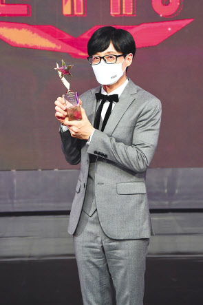 유재석이 29일 열린 ‘2021 MBC 방송연예대상’에서 ‘놀면 뭐하니’로 지난해에 이어 2년 연속 영예의 대상을 수상했다.