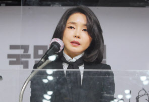 국민의힘 윤석열 대선 후보 부인 김건희 코바나컨텐츠 대표가 26일 오후 서울 여의도 국민의힘 당사에서 자신의 허위 이력 의혹과 관련해 입장문 발표를 하고 있다. [연합]