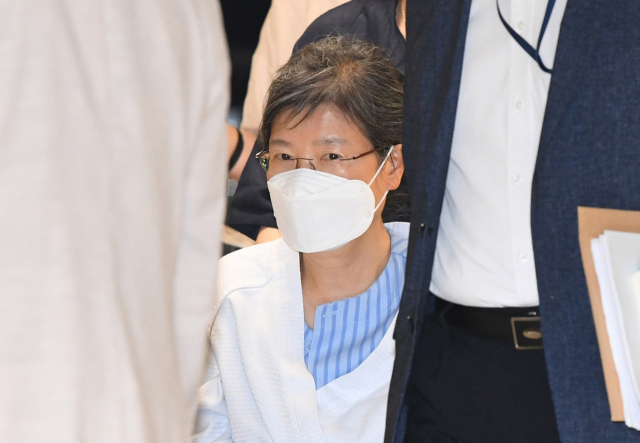 국정농단 사건 등으로 유죄 확정을 받아 수감 중인 박근혜 전 대통령이 특별사면으로 풀려난다. 2017년 3월 31일 구속된 이후 4년 9개월 만이다. 사진은 지난 7월 20일 서울구치소에 수감 중인 박근혜 전 대통령이 지병 치료차 입원하기 위해 서울 서초구 서울성모병원으로 들어서고 있는 모습. [연합]