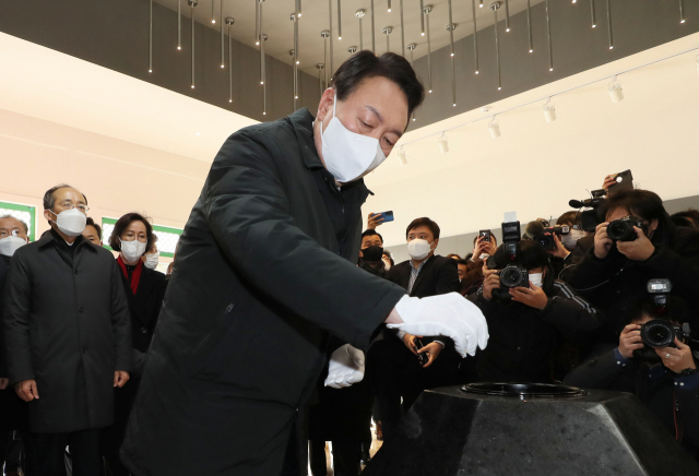 내년 대선 69일을 앞두고 여야 대선주자들의 발걸음이 빨라졌다. 이재명 더불어민주당 대선 후보는 30일 오전 서울 중구 프레스센터에서 한국신문방송편집인협회가 주관하는 토론회에 참석해, 정치·경제·사회·외교 분야와 국가경영철학, 도덕성 등을 주제로 대선후보로서 자질을 검증 받았다(위쪽). 보수의 심장 TK를 찾은 윤석열 국민의힘 대선 후보는 이날 오전 대구 동구 국립신암선열공원을 찾아 분향했다. 이상섭 기자·[연합]