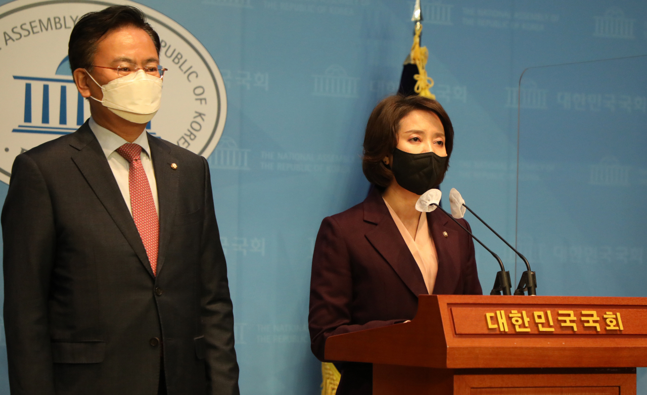 이영 국민의힘 중앙선대위 디지털본부장과 유상범 법률지원단장(왼쪽)이 30일 서울 국회 소통관에서 '윤석열 후보 비방 조직적 댓글' 모니터링 프로그램 '크라켄' 시범운영 결과에 대한 기자회견을 하고 있다. 연합뉴스