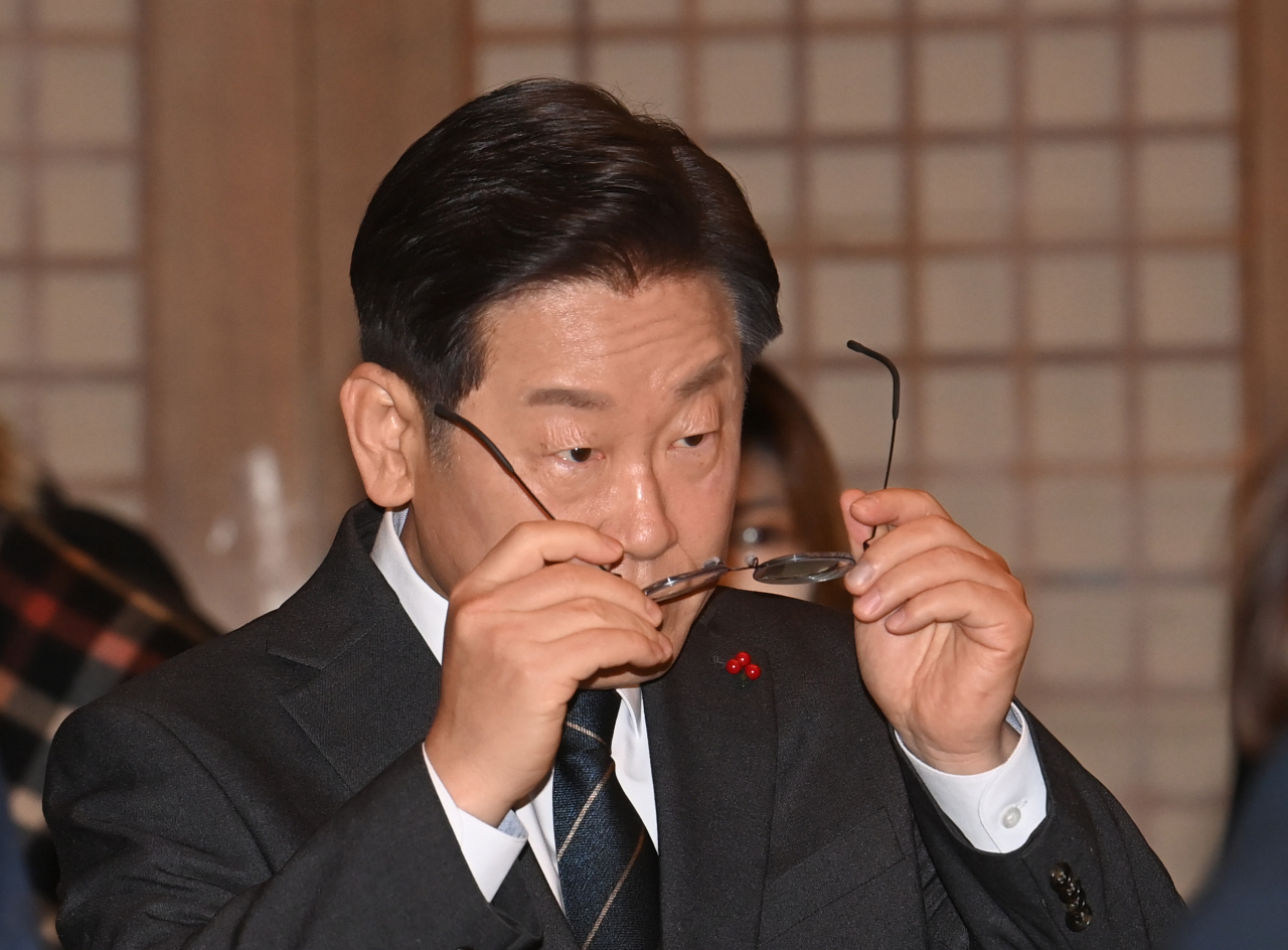 이재명 더불어민주당 대선 후보가 30일 서울 중구 프레스센터에서 열린 한국신문방송편집인협회 토론회에서 안경을 고쳐쓰고 있다. [국회사진기자단]