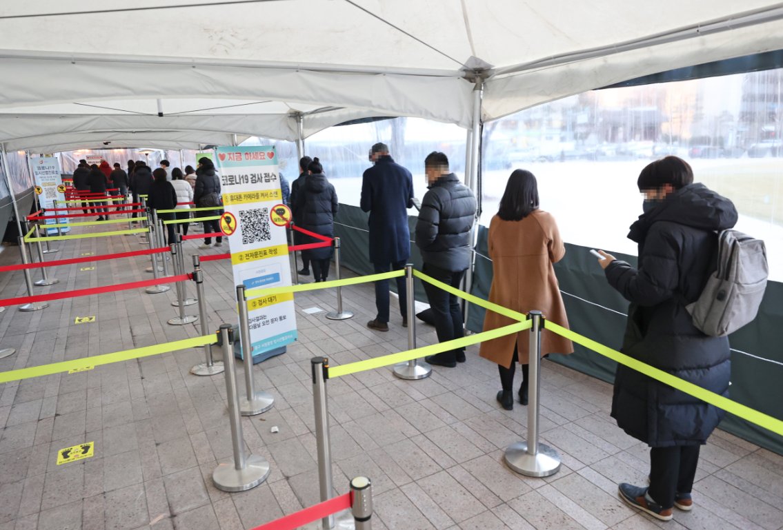 People line up to get tested for COVID-19 at a makeshift clinic in Seoul on Thursday. (Yonhap)