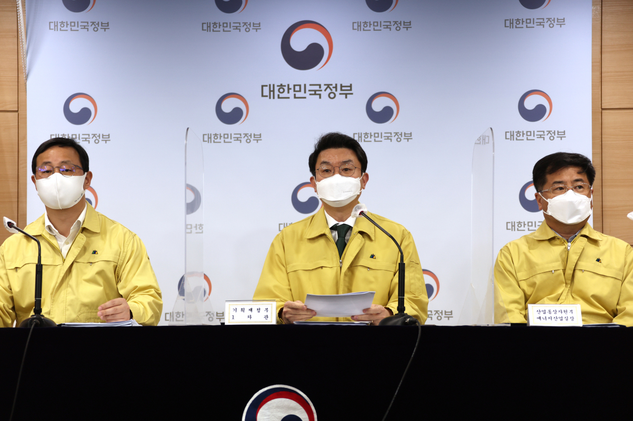 이억원 기획재정부 제1차관(가운데)이 30일 정부서울청사에서 열린 '제51차 비상경제 중앙대책본부회의'를 마치고 브리핑을 하고 있다. 연합뉴스