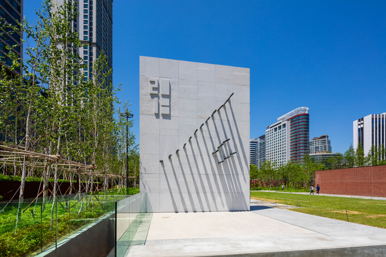 조선시대 국형장이었고, 천주교 성지였으며, 현대에 들어 근린공원이자 재활용쓰레기 처리장이었던 역사가 다시 태어났다. 2019년 개관한 서소문성지 역사박물관은 과거 주차장으로 쓰던 공간을 리모델링해 지상 1층·지하 4층, 연면적 4만6000여㎡ 규모에 달하는 복합문화공간으로 관람객을 맞고 있다. [서소문성지역사박물관 제공]