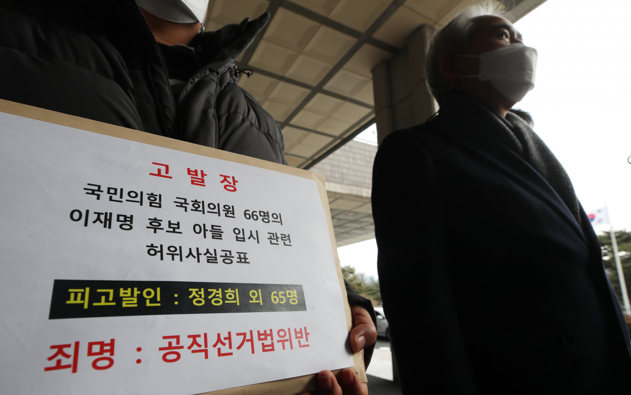 양부남 더불어민주당 국민검증법률지원단장(오른쪽)이 30일 서울 서초구 서울중앙지검에서 이재명 대선 후보의 두 아들에 대한 대입 의혹을 제기한 국민의힘 의원 66명을 공직선거법 위반 허위사실공표 혐의로 검찰 고발에 앞서 취재진에게 입장을 밝히고 있다. [연합]