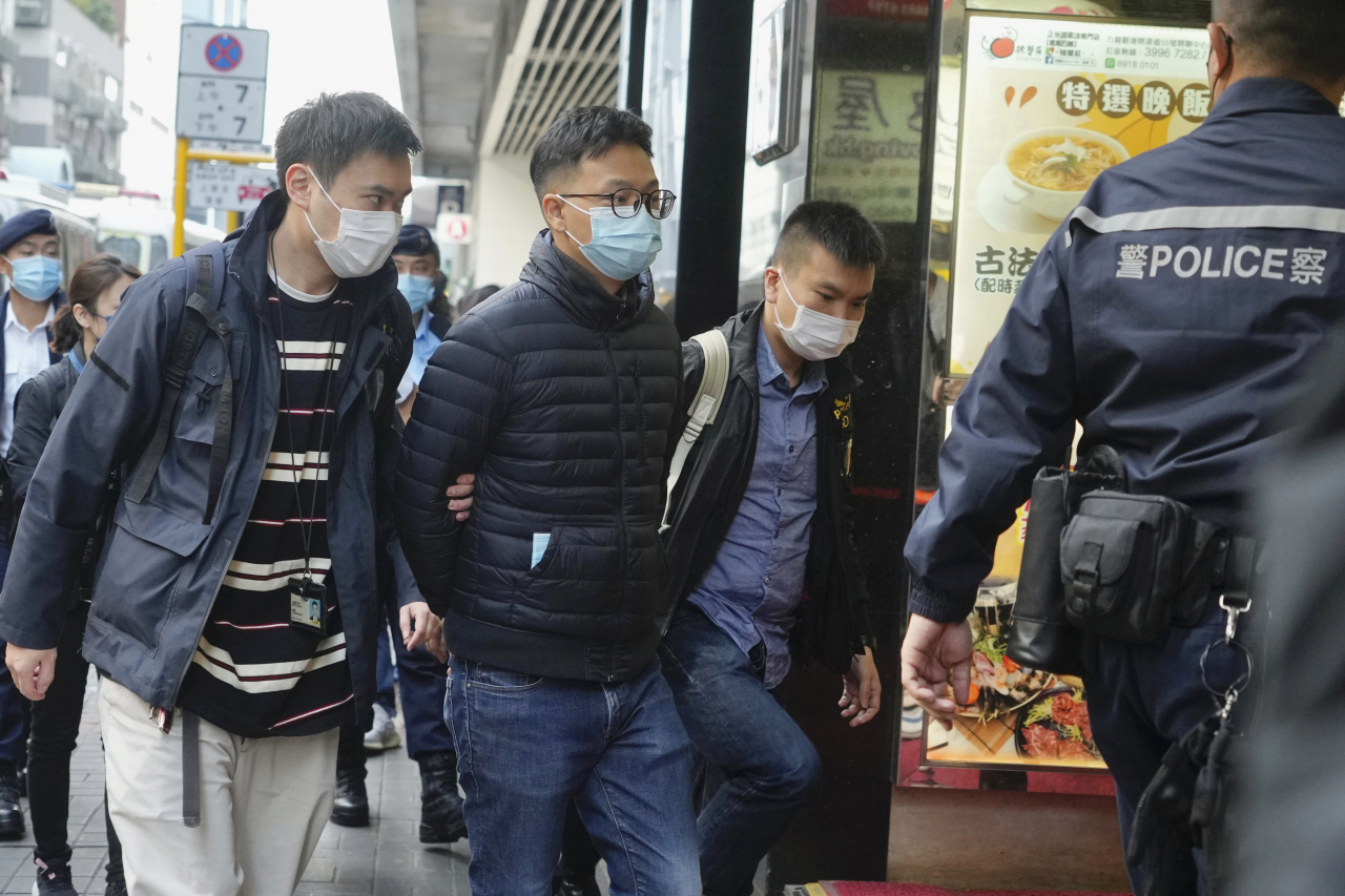 29일 패트릭 람 홍콩 입장신문 편집국장 권한대행이 경찰에 연행되고 있다. [AP]