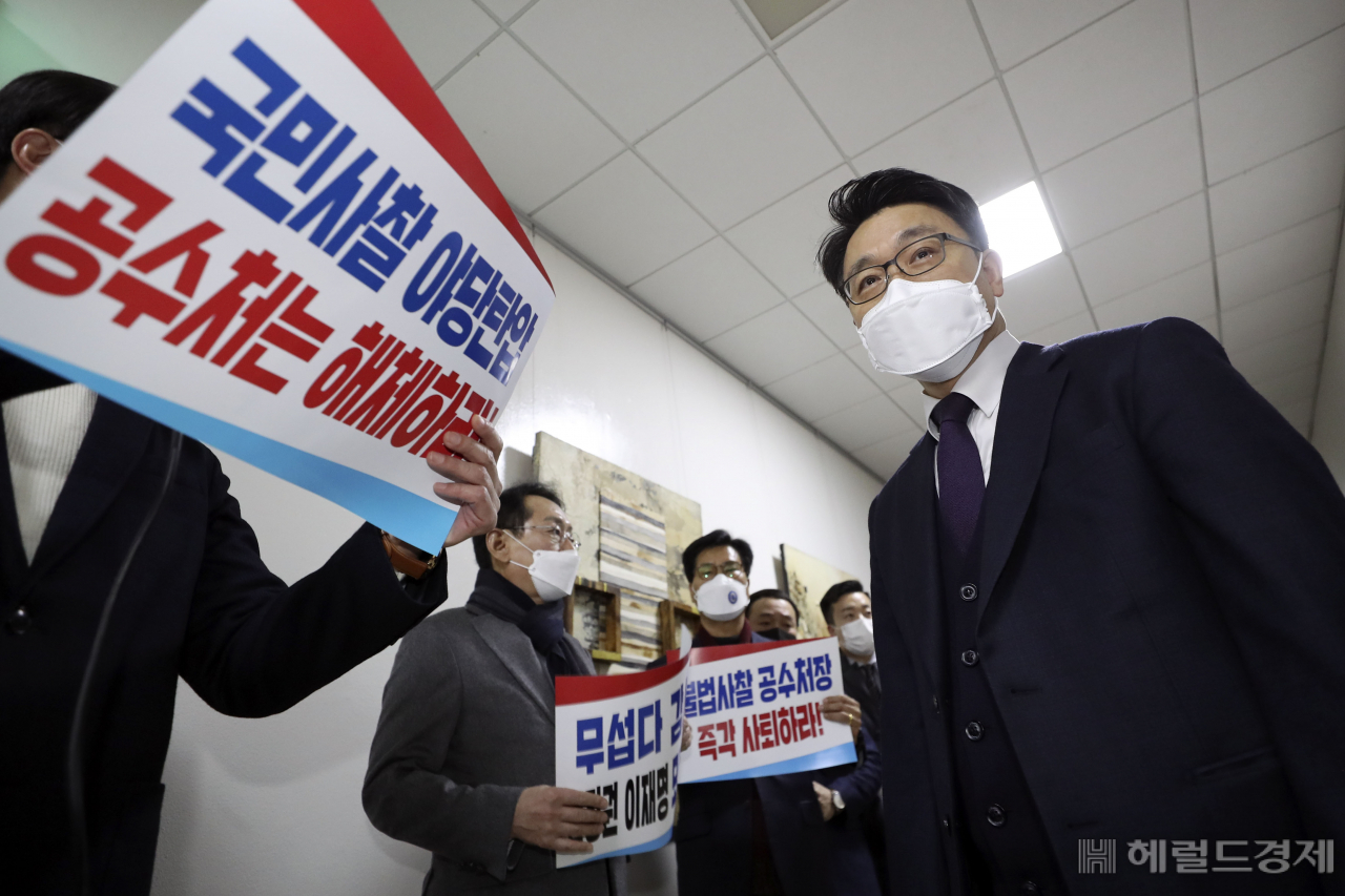 김진욱 고위공직자범죄수사처장이 지난 30일 서울 국회 법제사법위원회 회의에 출석해 공수처 해체 촉구 피켓을 들고 의원총회를 하고 있는 국민의힘 의원들에게 인사를 위해 이동하고 있다. 이상섭 기자
