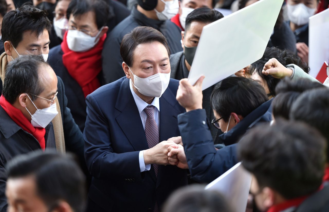 윤석열 국민의힘 대선 후보가 30일 대구시당에 도착하며 지지자들과 인사하고 있다. [연합]