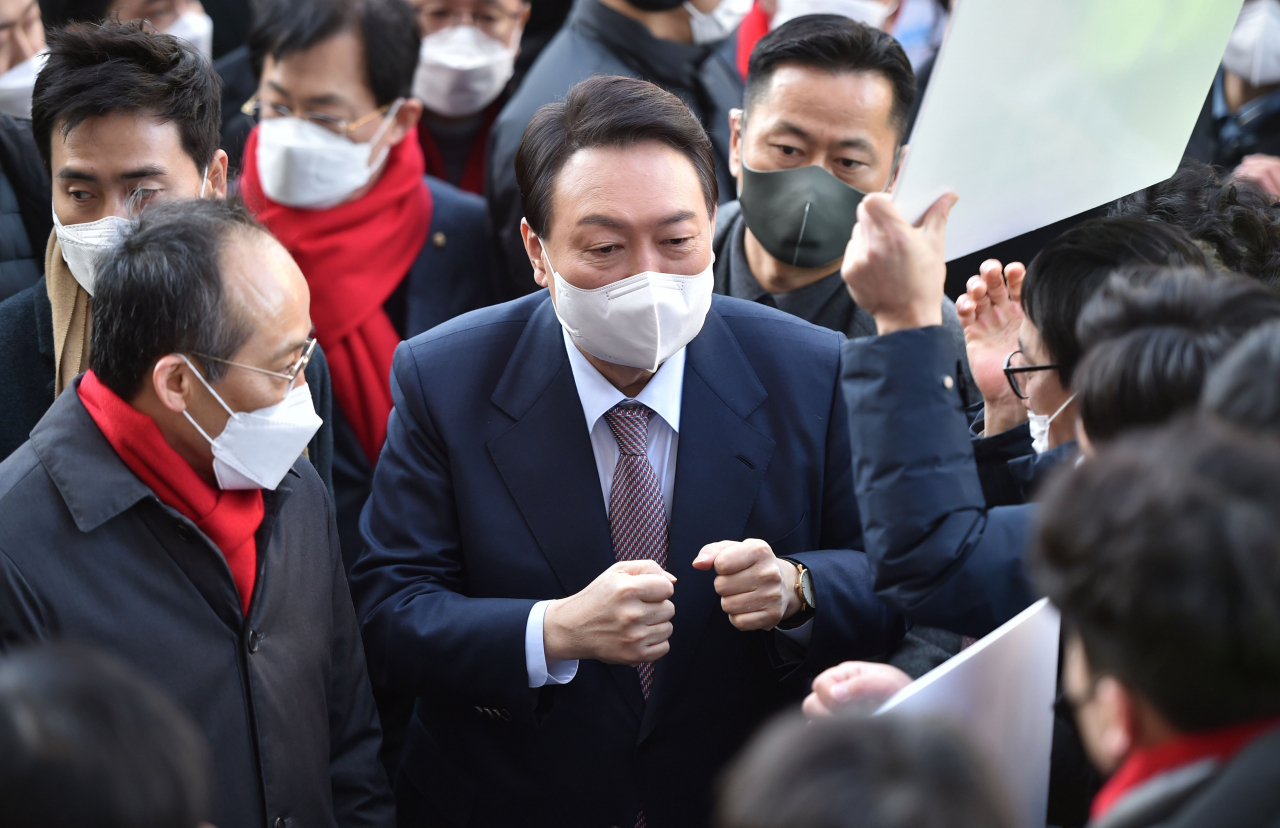 윤석열 국민의힘 대선후보가 30일 대구시당에 도착하며 지지자들과 인사하고 있다. [연합]