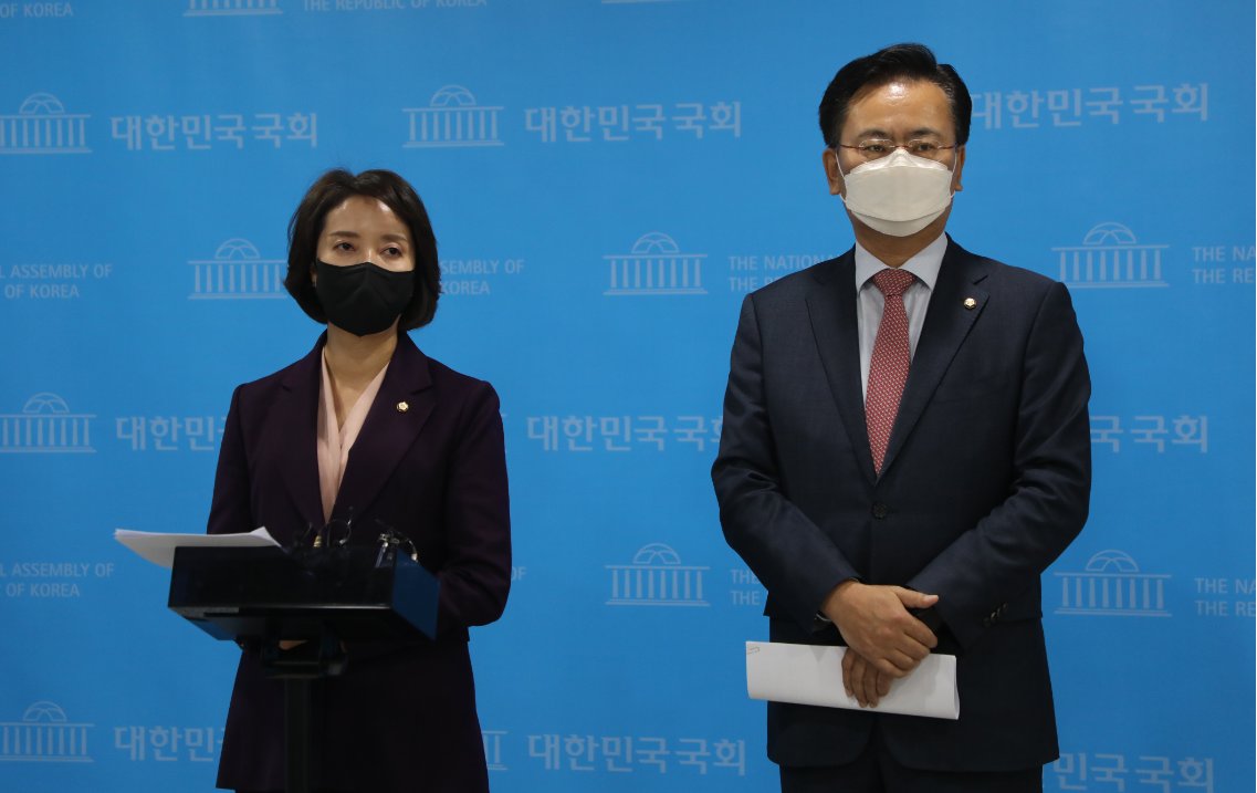 Rep. Lee Young (L) and Rep. Yoo Sang-bum, both with the main opposition People Power Party (PPP), listen to a reporter's question during their press conference on suspicious online comment manipulation moves against PPP presidential nominee Yoon Suk-yeol at the National Assembly in Seoul on Thursday. (Yonhap)