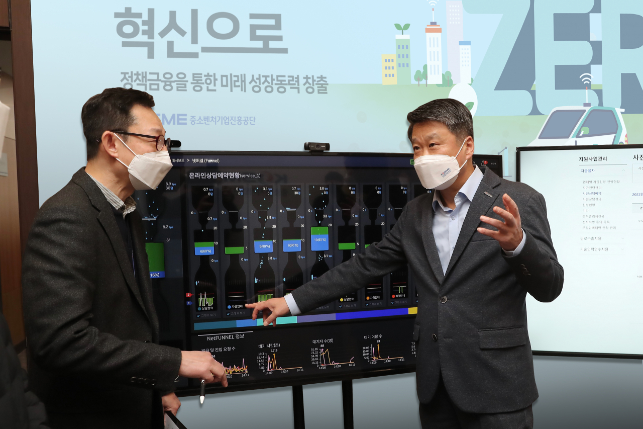 김학도(오른쪽) 중소벤처기업진흥공단 이사장이 30일 경남 진주 본사에서 중소기업 정책자금 접수 첫날 현장 점검을 하고 있다. [중진공 제공]