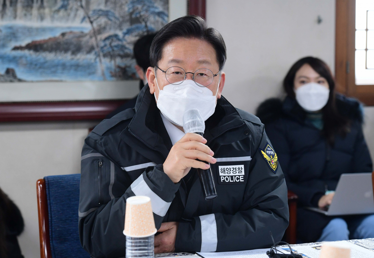 더불어민주당 이재명 대선 후보가 30일 인천해양경찰서 전용부두에 위치한 서해5도 특별경비단을 방문해 간담회를 하고 있다. [연합]