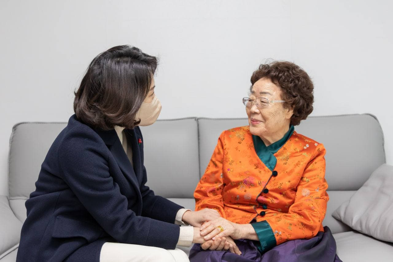 이재명 더불어민주당 대선후보 부인 김혜경 씨가 지난 29일 대구의 이용수 할머니 자택을 찾아 인사하고 있다. [민주당 선대위 제공]