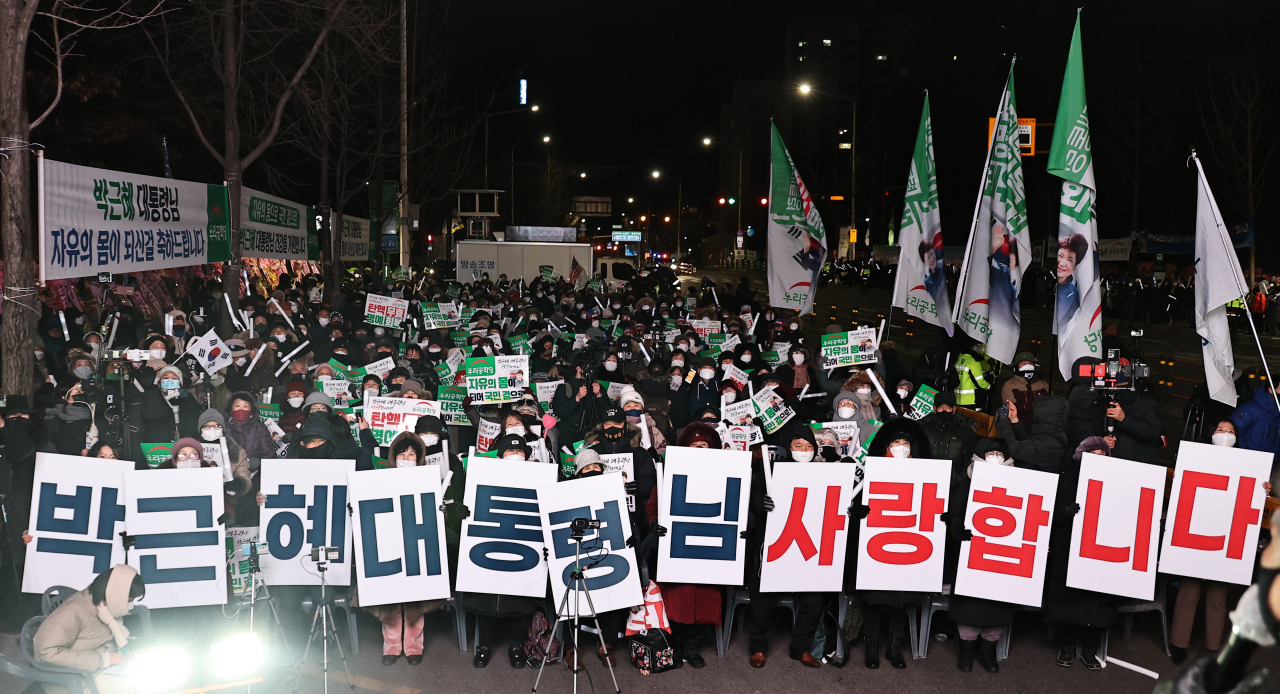 박근혜 전 대통령이 특별사면으로 석방된 31일 새벽 서울 강남구 일원동 삼성서울병원 앞에서 박 전 대통령 지지자들이 환호하고 있다. [연합]