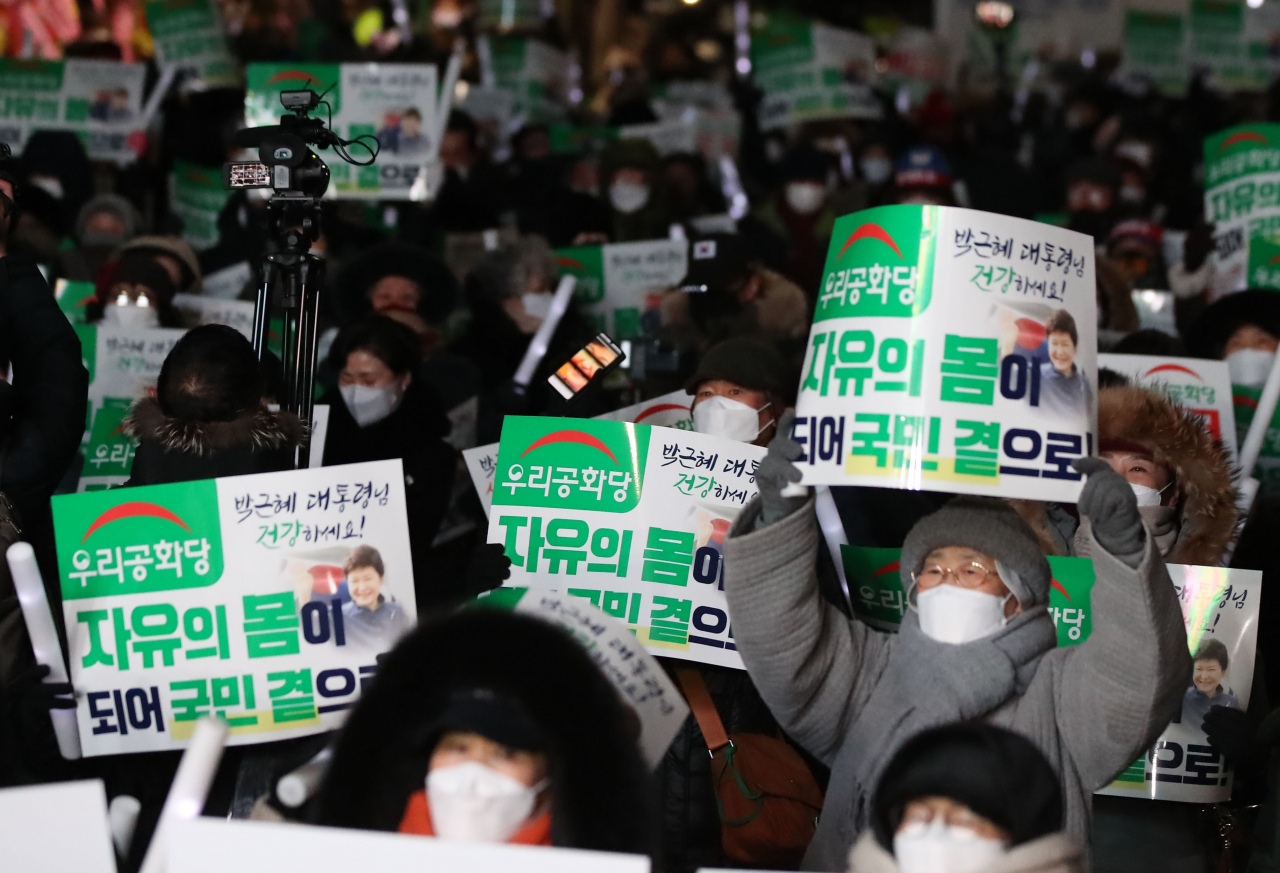 박근혜 전 대통령이 특별사면으로 석방된 31일 새벽 서울 강남구 일원동 삼성서울병원 앞에서 박 전 대통령 지지자들이 환호하고 있다. [연합]