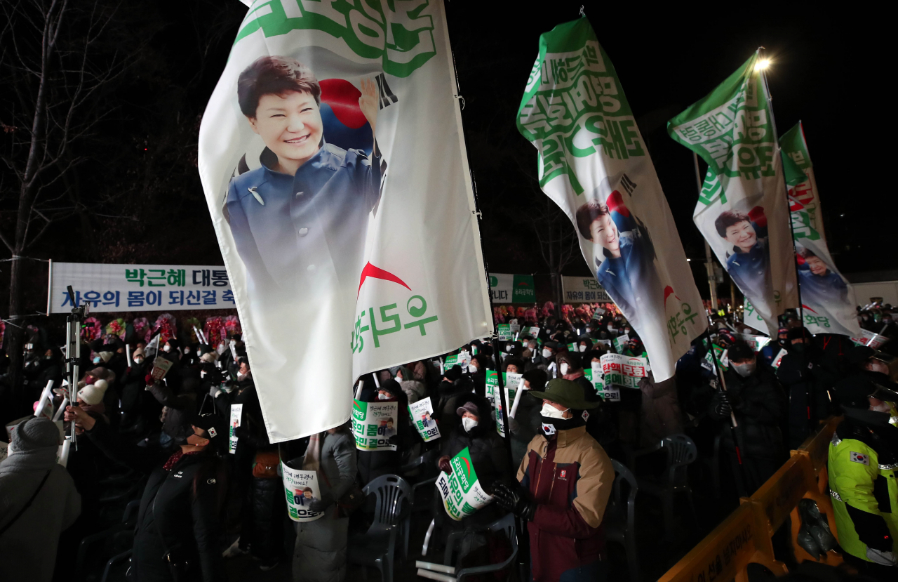 31일 새벽 서울 강남구 일원동 삼성서울병원 앞에 모인 박근혜 전 대통령 지지자들은 환호를 하며 눈물을 보이기도 했다. [연합]