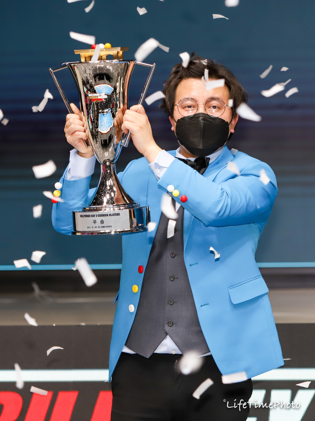 하늘색 재킷을 걸친 황봉주가 우승 트로피를 번쩍 들어올리고 있다. [대한당구연맹 제공]
