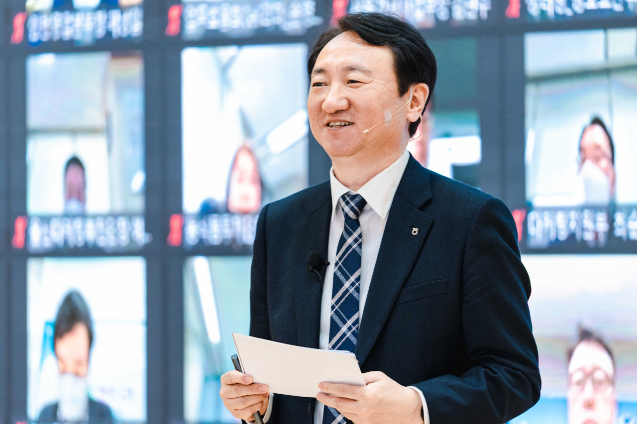 30일 서울시 중구 농협은행 본사에서 권준학 은행장이 화상으로 진행된 '2022년 경영목표 달성 결의대회'에서 임직원들과 함께 고객중심 ‘초혁신 디지털 뱅크’로 도약하겠다는 의지를 다짐했다.