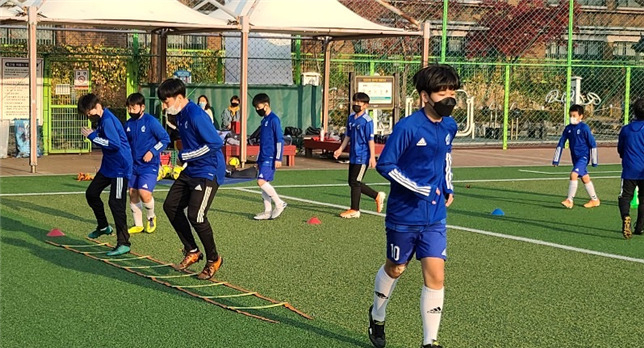영등포구 청소년 축구교실의 모습. [영등포구 제공]