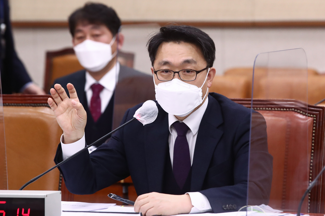 김진욱 공수처장이 30일 오후 국회에서 열린 법제사법위원회 전체회의에서 의원들의 질의에 답변하고 있다. [연합]