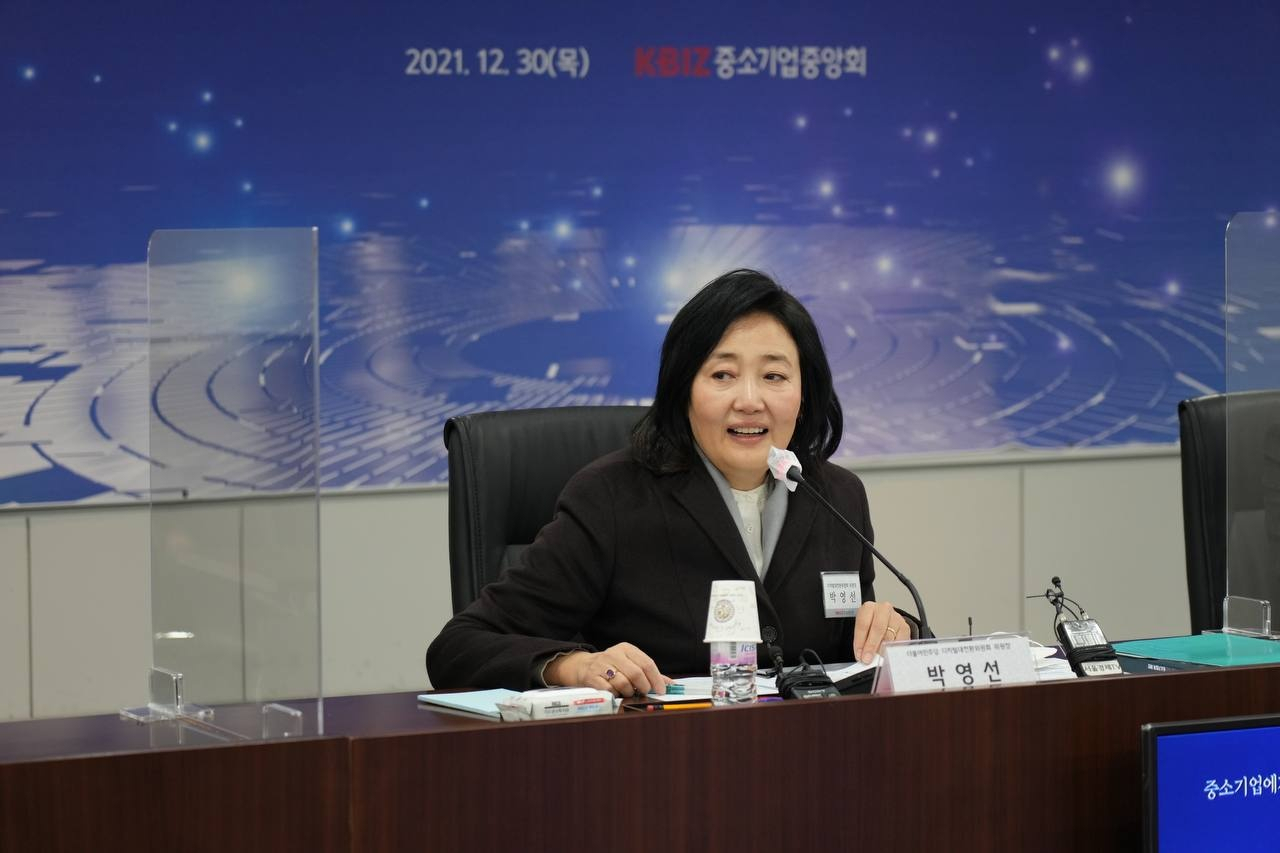 박영선 더불어민주당 디지털대전환위원장이 지난 30일 오전 서울시 여의도 중소기업중앙회에서 중앙회 회장 및 업종별 중소기업, 소상공인 대표들과 '먼저 국민께 듣겠습니다' 현장 간담회를 하고 있다. [연합]