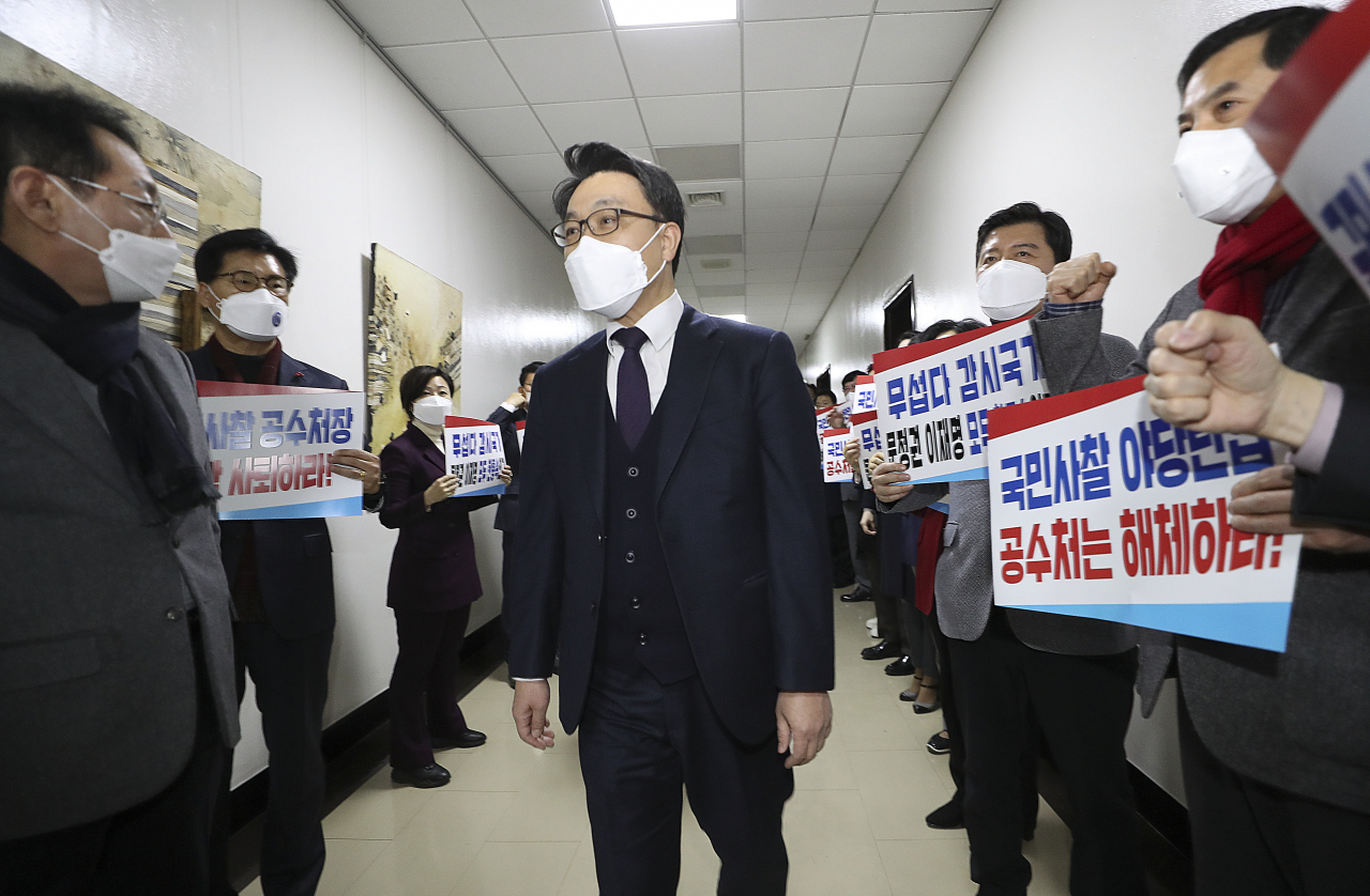 김진욱 공수처장이 지난 30일 오후 서울 여의도 국회 법사위 회의장 앞에서 국민의힘 의원들에게 인사하기 위해 이동하고 있다. 국민의힘은 법사위 앞에서 의원총회를 열고 야당 의원들에 대한 통신자료 조회를 사찰 의혹이라며 공수처 해체 및 김진욱 공수처장 사퇴를 주장했다. [국회사진기자단]