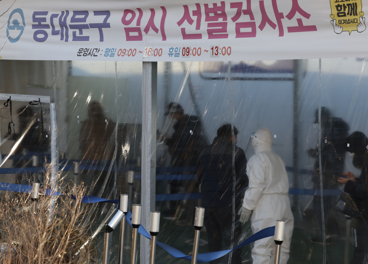 신종 코로나바이러스 감염증(코로나19) 신규 확진자 수가 4875명을 기록한 31일 오전 서울 동대문구 청량리역 광장에 마련된 코로나19 임시 선별검사소를 찾은 시민들이 검사 순서를 기다리고 있다. [연합]