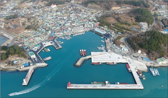 여수시 돌산항 전경.