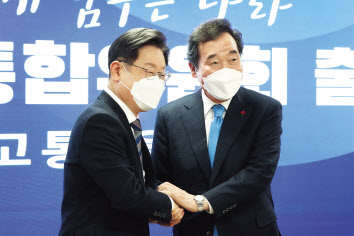 이재명 더불어민주당 대선후보(왼쪽)와 이낙연 전 대표. [연합]