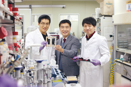 김일두(가운데) KAIST 신소재공학과 교수 연구팀이 개발한 나노필터를 들어보이고 있다.[KAIST 제공]