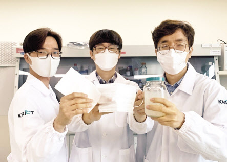 황성연(왼쪽) 박사 연구진이 생분해성 마스크 필터와 나노키틴 용액을 들어보이고 있다.[한국화학연구원 제공]