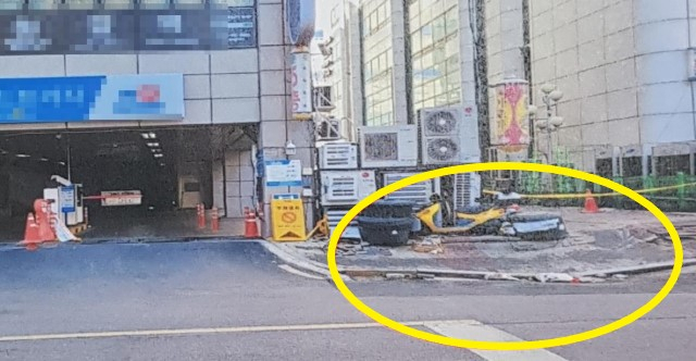 31일 오전 11시 35분께 경기 고양시 일산동구 마두동의 한 상가 건물에서 지하 3층 기둥이 일부 파열되는 사고가 발생했다. 이로 인해 건물 주차장 입구 앞 도로가 내려앉아 싱크홀이 발생했다. 상가 이용자들은 관리사무소의 안내 방송 이후 대피해 현재까지 인명피해는 없는 것으로 파악됐다. 사진은 사고 현장. [연합]
