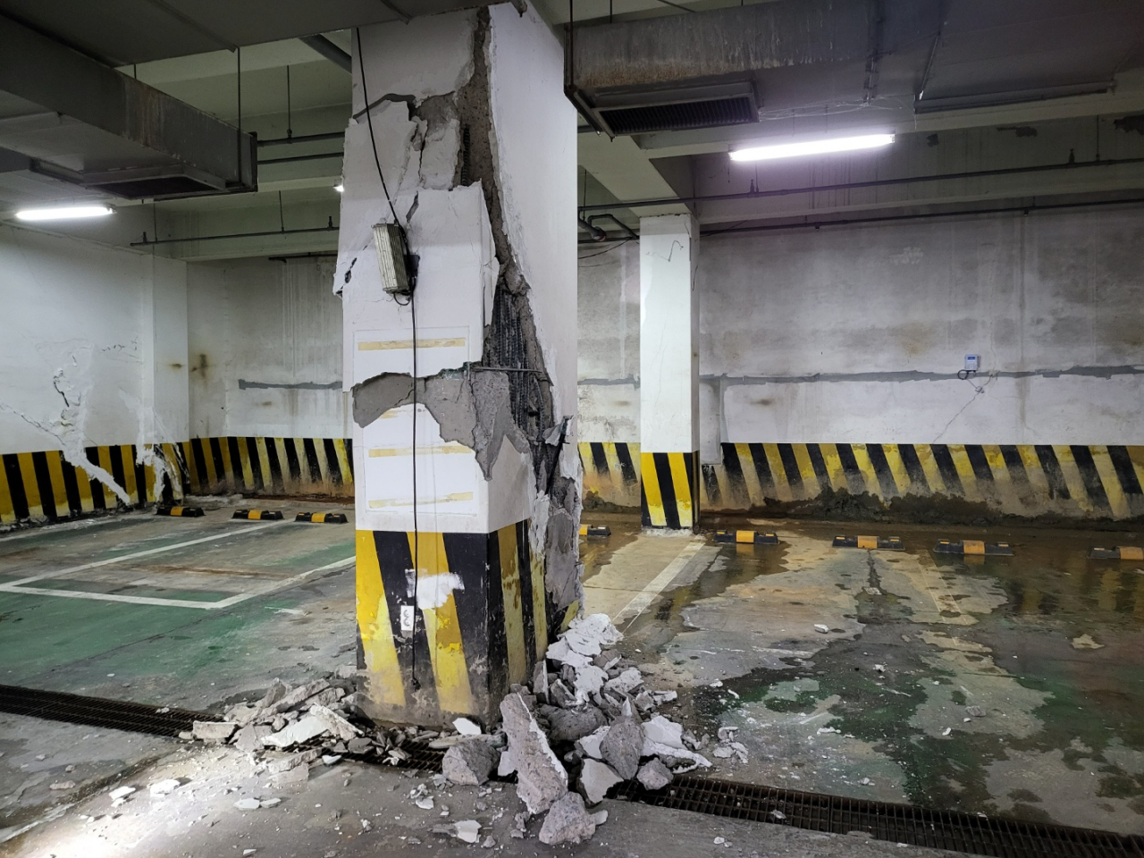31일 경기도 고양시 일산동구 마두동의 한 상가 건물에서 지하 기둥 일부가 파열되는 사고가 일어났다. 사진은 사고 현장의 모습. [연합]