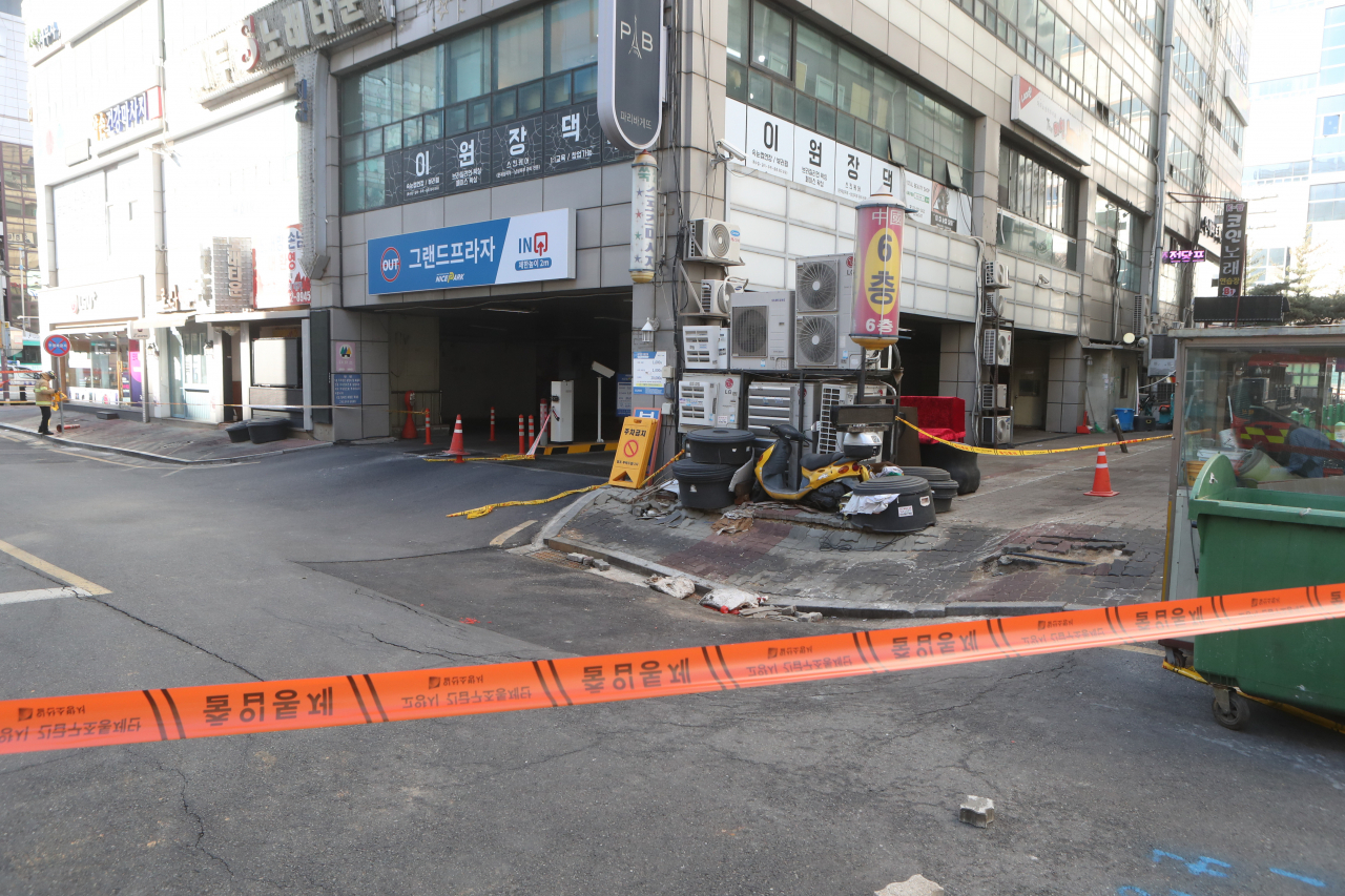 31일 경기도 고양시 마두동의 한 상가 건물에서 지하 기둥 일부가 파열되는 사고가 일어나 통제선이 설치되어 있다. [연합]