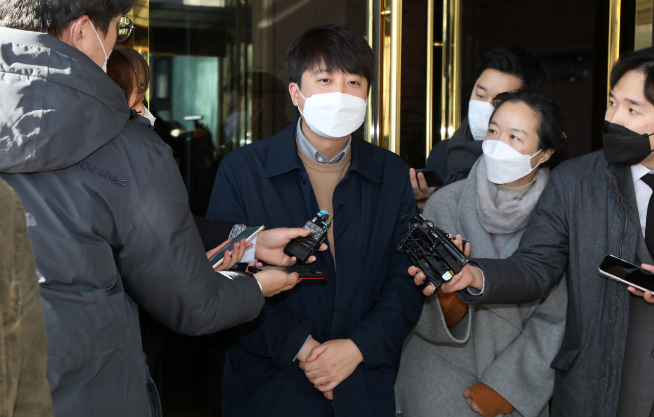 People Power Party Chairman Lee Jun-seok answers questions from reporters Friday after his lunch meeting with Kim Chong-in, head of the election campaign committee for Yoon Suk-yeol. (Joint Press Corps)