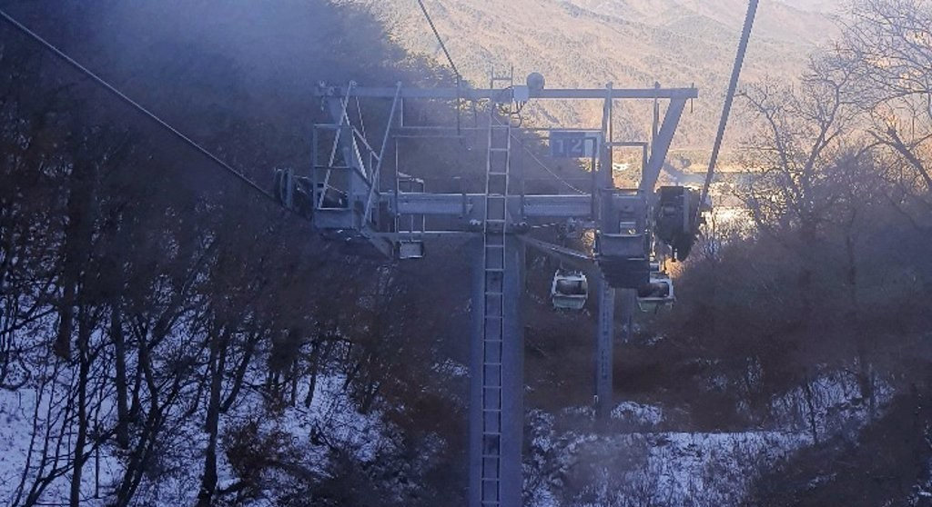 31일 오후 2시 24분께 전북 무주군 덕유산리조트 곤돌라가 멈춰서 공중에 매달려 있다 [연합]