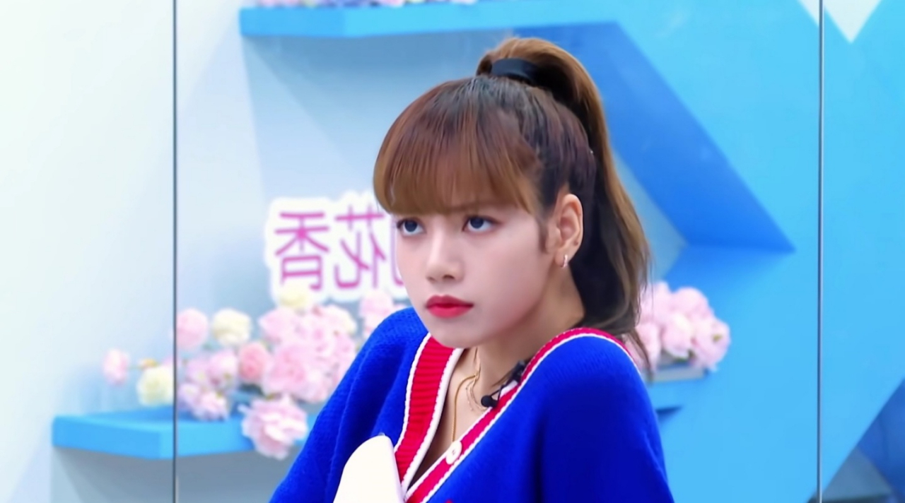 한국 오디션 프로그램 '프로듀스101'을 표절해 논란이 됐던 중국 '청춘유니2'에 선생님으로 출연한 블랙핑크 리사의 모습.[아이치이(iQIYI) 유튜브 갈무리]