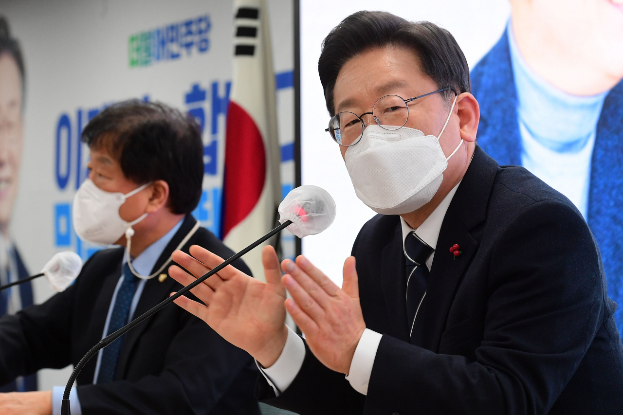 더불어민주당 이재명 대선 후보가 31일 오후 서울 여의도 더불어민주당 중앙당사에서 소확행 국민공모 캠페인 기자회견을 하고 있다. [국회사진기자단]
