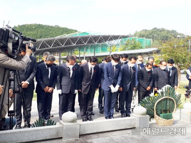 이준석 국민의힘 대표가 지난 10월 순천을 찾아 여순사건위령탑을 참배하고 있다. /박대성 기자.