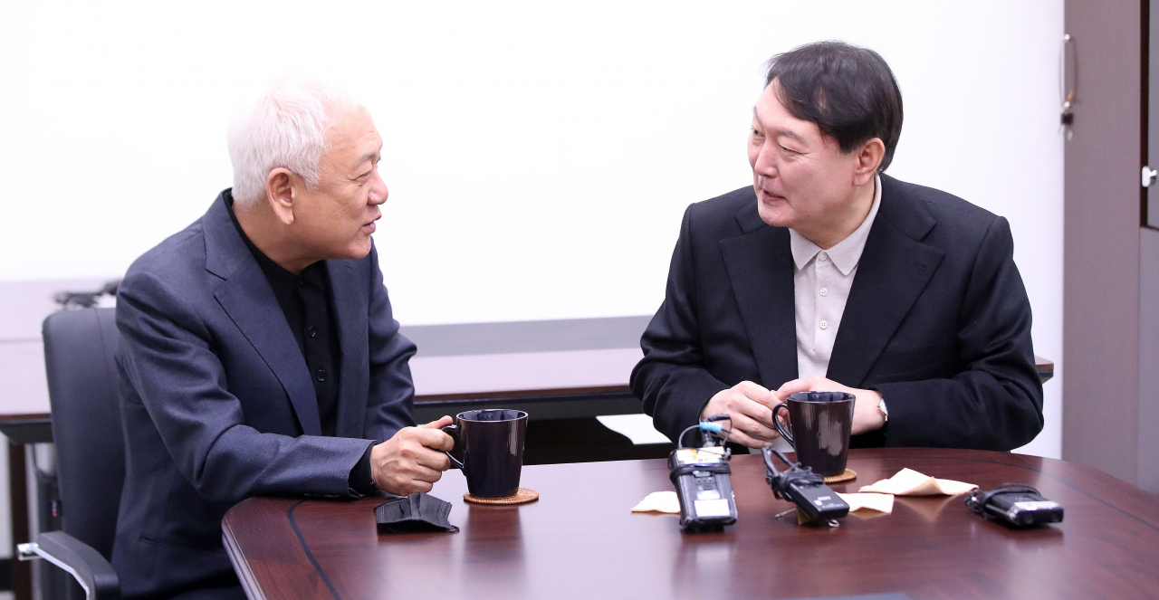 윤석열 국민의힘 대선후보(오른쪽)와 김한길 새시대준비위원장이 지난달 12일 오후 서울 여의도에 위치한 새시대준비위원회에서 열린 현판식에 앞서 차담회를 하고 있다. [국회사진기자단]