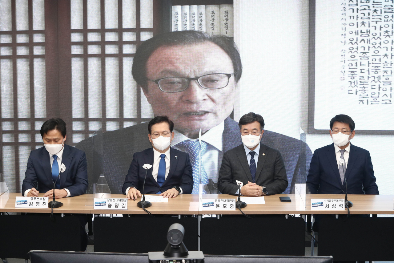 더불어민주당 송영길 상임선대위원장과 윤호중 공동선대위원장 등이 1일 오전 서울 여의도 더불어민주당 중앙당사에서 청년, 자영업자들과 온라인 화상으로 가진 2022년 임인년 새해 시무식에서 이해찬 상임고문의 새해 인사말을 시청하고 있다. [연합]