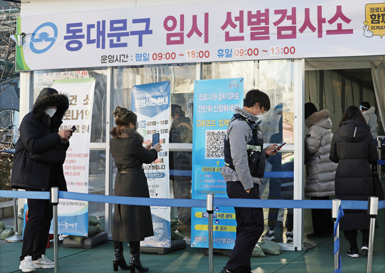 지난달 31일 오전 서울 동대문구 청량리역 광장에 마련된 코로나19 임시 선별검사소를 찾은 시민들이 검사 순서를 기다리고 있다. [연합]