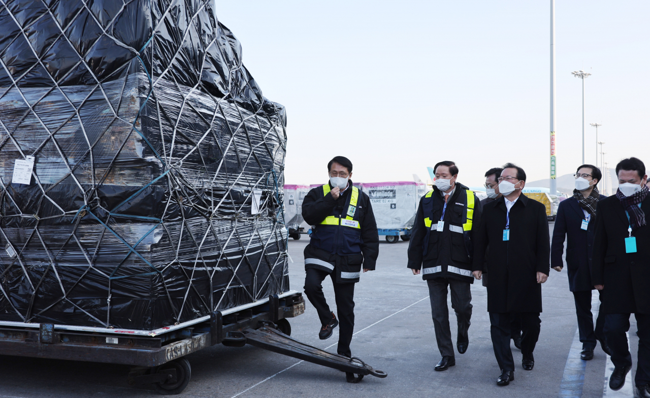 김부겸 국무총리가 새해 첫 날인 1일 인천국제공항 대한항공 화물터미널을 방문해 현황을 보고 받고 수출 화물기에 화물을 선적하는 현장을 둘러보고 있다. [연합]