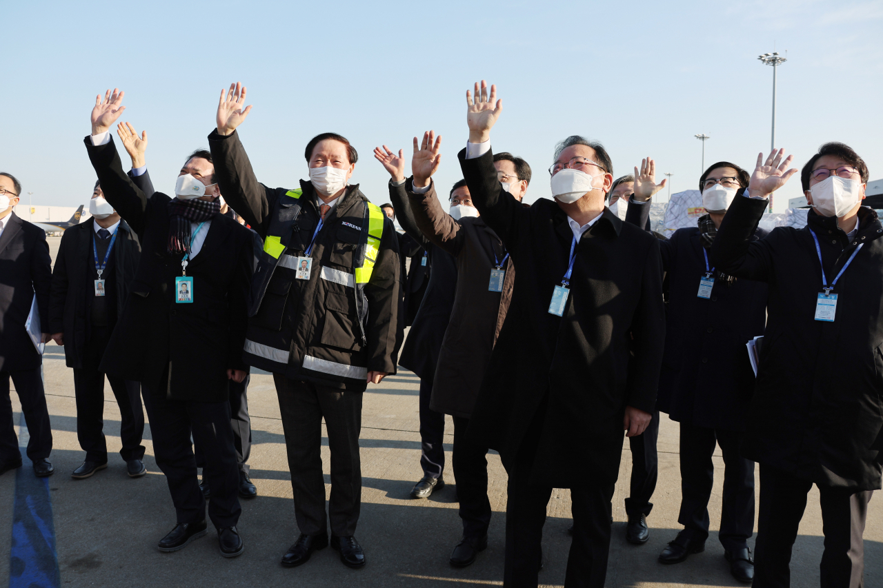 김부겸 국무총리가 새해 첫 날인 1일 인천국제공항 대한항공 화물터미널을 방문해 프랑크푸르트행 KE-529편 수송기로 화물을 수출하는 현장을 참관하며 손을 흔들고 있다. [연합]