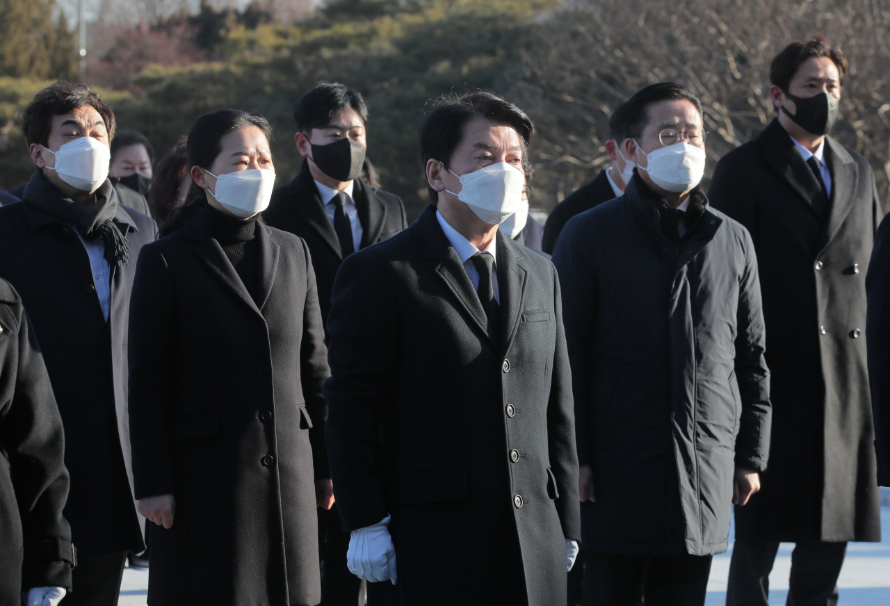 안철수 국민의당 대선 후보가 1일 오전 서울 동작구 국립서울현충원을 참배하고 있다. [연합]
