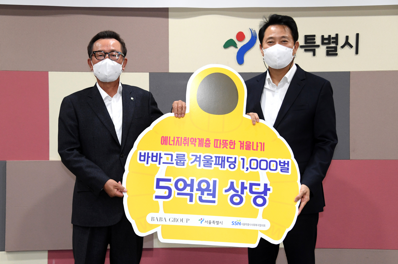 서울시가 섬유·패션기업인 바바그룹이 5억 원 상당의 롱패딩 1천 벌을 서울에너지복지시민기금에 기부했다고 29일 밝혔다. 사진은 이날 서울시청 간담회장에서 기념 촬영하는 오세훈 서울시장(오른쪽)과 문인식 바바그룹 회장. 기사 내용과는 무관. [서울시 제공]